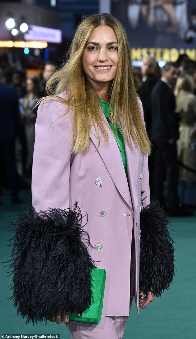 Title: Yasmin Le Bon, 60, Details Modeling Career’s Toll: Chronic Pain, Depression, and Reflections on Industry Struggles