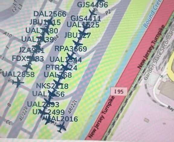 Pilot Warns of Looming Airport ‘Disaster’ Ahead of Memorial Day Travel Surge