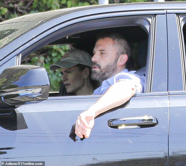 "Stern Jennifer Garner Meets Ex Ben Affleck After Daughter Violet Reveals Hotel Room Spat"
This version retains key details (Jennifer’s demeanor, the reunion context, Violet’s disclosure, and the hotel argument) while streamlining phrasing for clarity and concision.