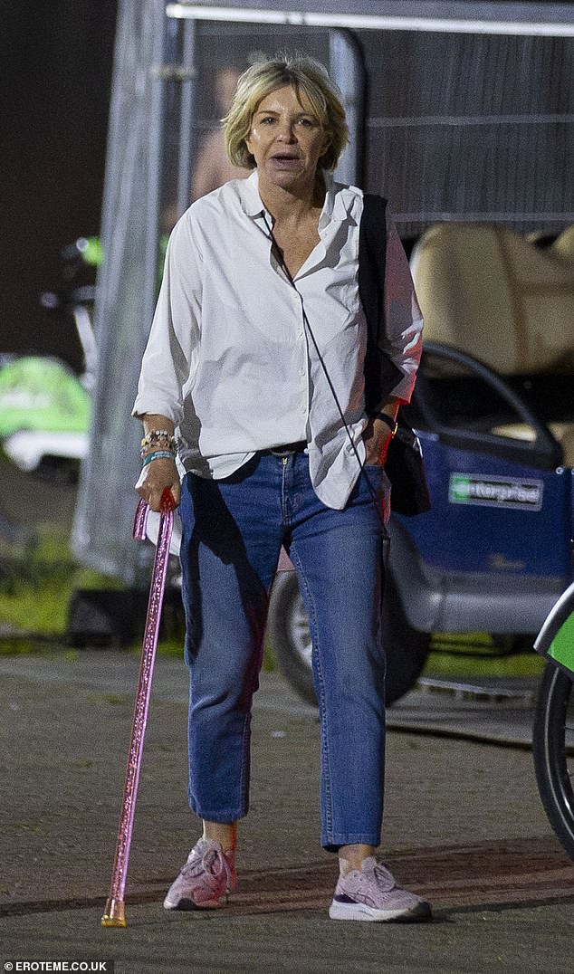 Title: Leslie Ash, 65, Uses Pink Walking Stick at Lido Festival’s Charli XCX Headline Show Following Health Update