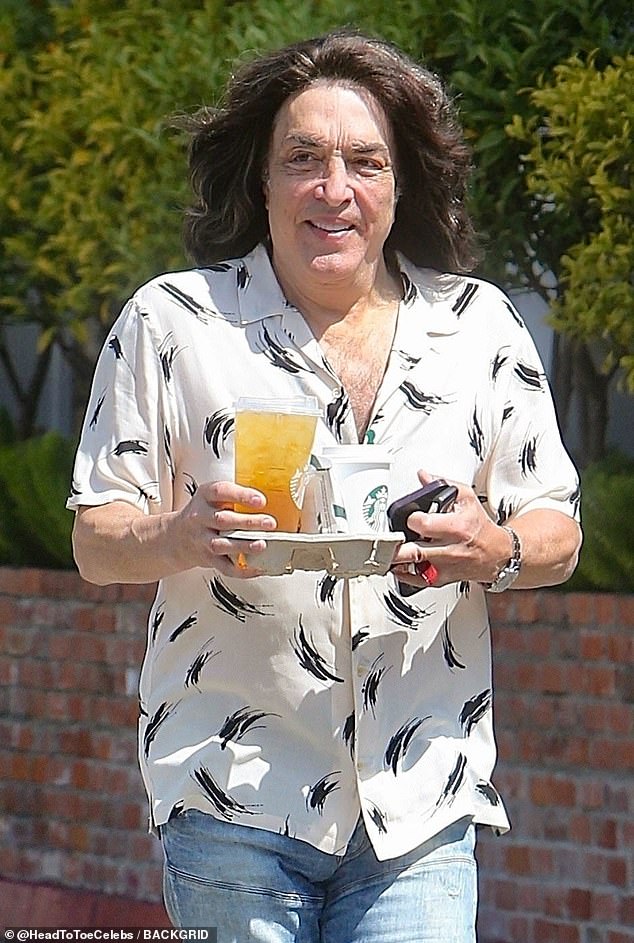 Iconic 1980s Frontman Born Without an Ear Transforms Appearance During Rare Public Sighting—Guess the Identity!
