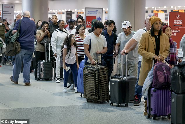 American Airlines System Outage Sparks Mass Chaos, Stranding Thousands on Runways Nationwide