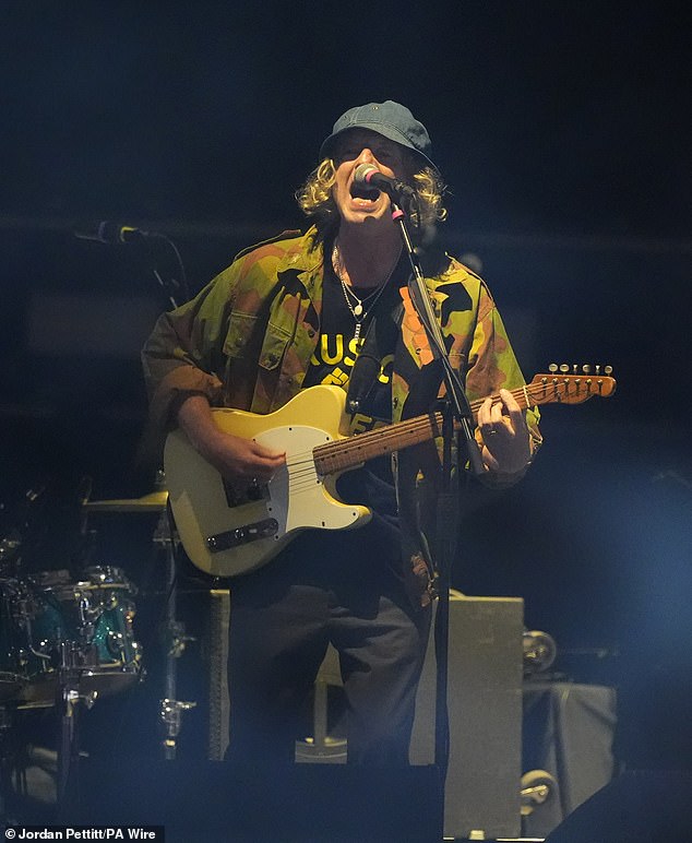 "Oasis Support Act Cast Pays Emotional Tribute to Diogo Jota at Reunion Tour Kickoff Following Liverpool Star’s Tragic Death"