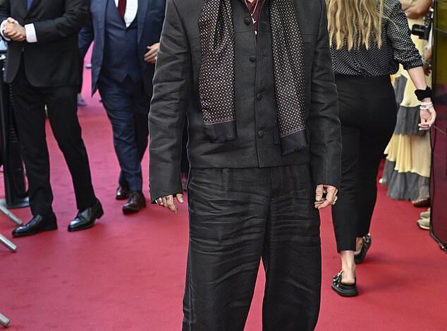 Title: Johnny Depp Supported by Ronnie and Sally Wood at UK Premiere of New Film Following Revelation of Inner Circle’s Betrayal Amid Amber Heard Abuse Allegations