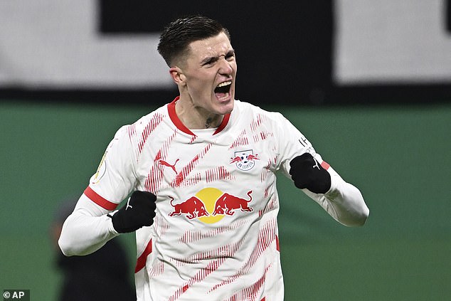 Man United Transfer Chief Ends Watkins Pursuit to Battle Newcastle for £70m Benjamin Sesko