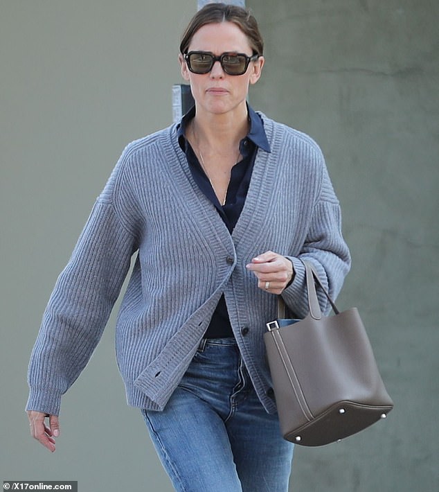 Jennifer Garner Wears Ring on Ring Finger Amid John Miller Romance and Moving-In Rumors