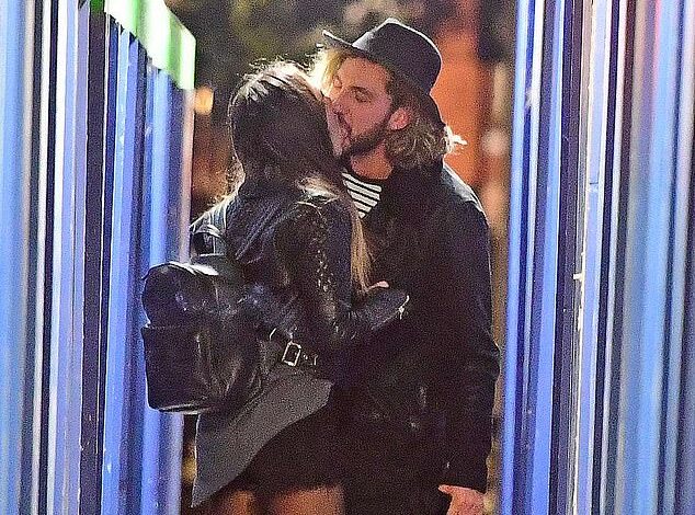 Celebrity Kisses Caught on Camera: From Seann Walsh’s Strictly Scandal to Kristen Stewart’s Infamous Betrayal — Which Stars’ Off-Screen Romances Made Headlines?