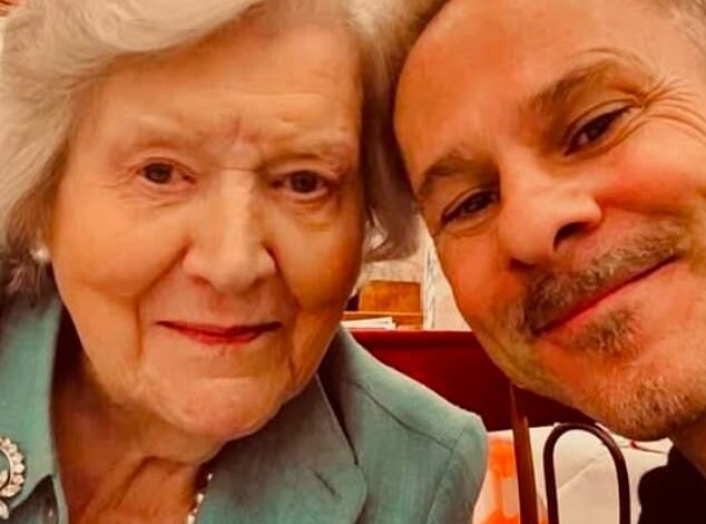 Title: Former Co-Stars of Iconic TV Series Reunite for Selfie 27 Years After Show’s End — Delighting Fans