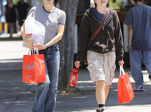 Jennifer Garner Treats Teen Son Fin to Candy Shopping Spree at LA’s Rocket Fizz