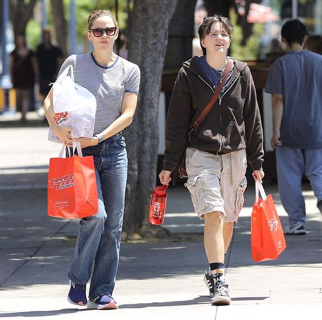 Jennifer Garner Treats Teen Son Fin to Candy Shopping Spree at LA’s Rocket Fizz