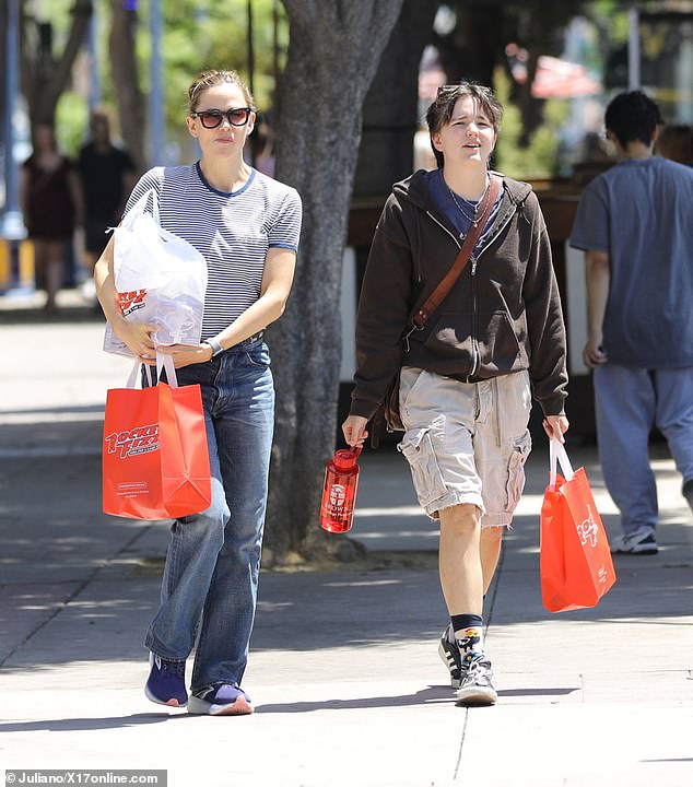 Jennifer Garner Treats Teen Son Fin to Candy Shopping Spree at LA’s Rocket Fizz