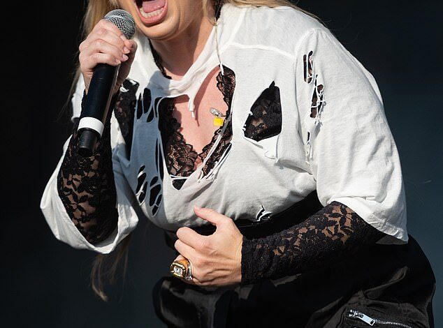Rebel Wilson Surprises Fans at Reading Festival, Joins The Kooks Onstage for ‘Gangsta’s Paradise’ Cover