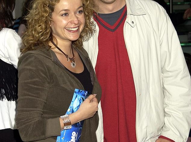 "Alan Davies Reflects on Julia Sawalha’s Drunken ‘C***’ Remark and Early Trip Exit, Linking to Abusive Father’s Relationship Impact"