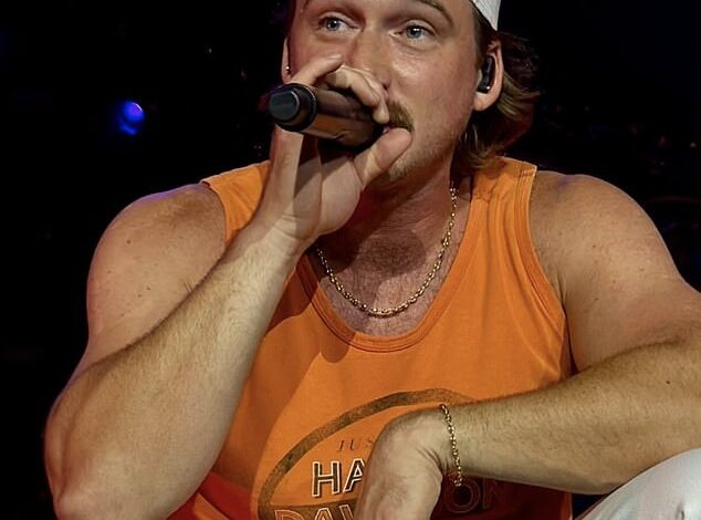 Morgan Wallen Pauses Mid-Concert to ‘Send Prayers’ to Charlie Kirk’s Widow Erika  
This title retains the key details—halting the performance, the act of sending prayers (in quotes for direct attribution), and Erika’s connection to Charlie Kirk—while using concise, fluid phrasing.